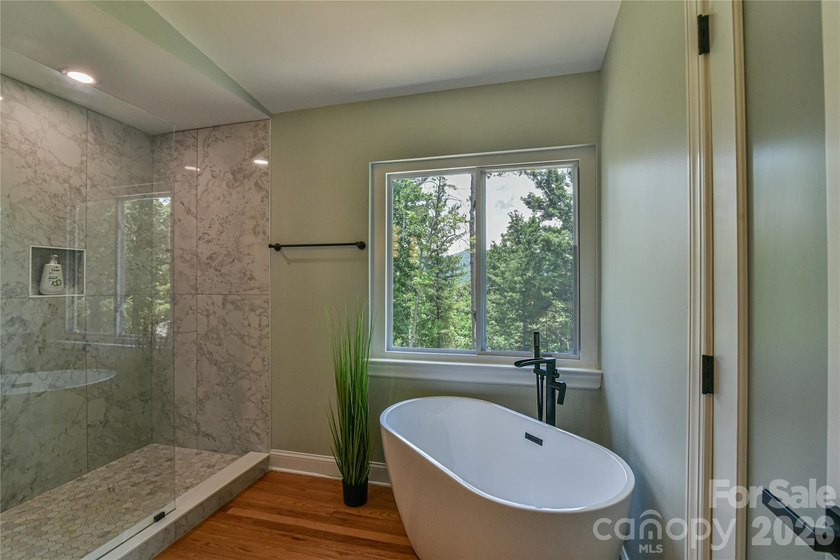 Welcome to this exceptional 5-bedroom, 4-bathroom home located - photo 24