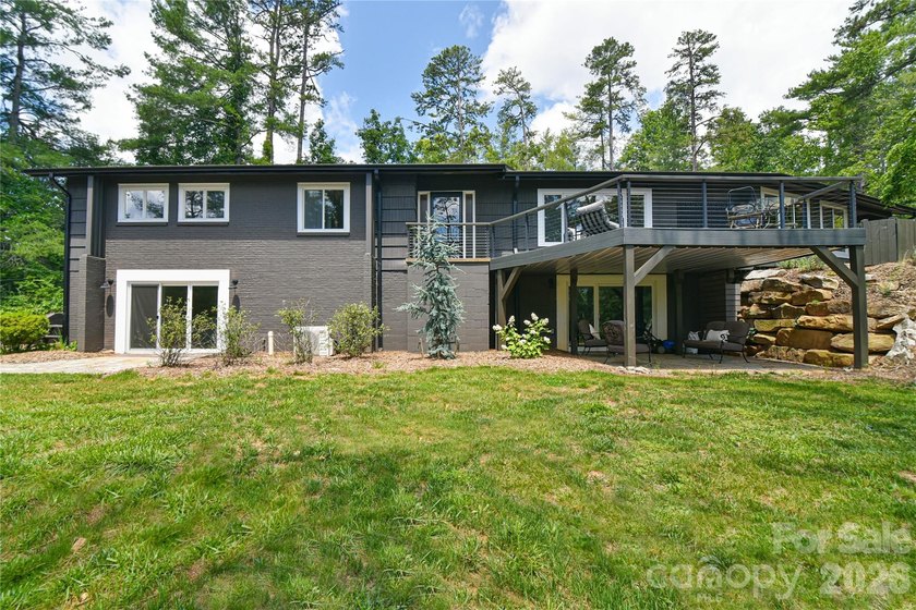 Welcome to this exceptional 5-bedroom, 4-bathroom home located - photo 37