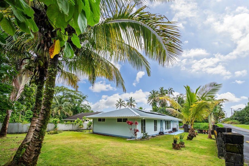 This flexible single-level home offers 3 bedrooms and 2 - photo 2