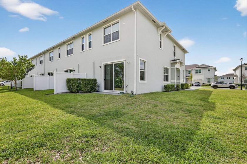 GORGEOUS CORNER UNIT W/ OPEN FLOOR PLAN &amp; PLENTY OF WINDOWS - photo 14