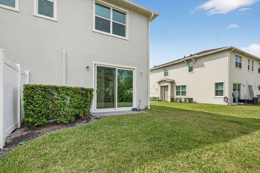 GORGEOUS CORNER UNIT W/ OPEN FLOOR PLAN &amp; PLENTY OF WINDOWS - photo 15