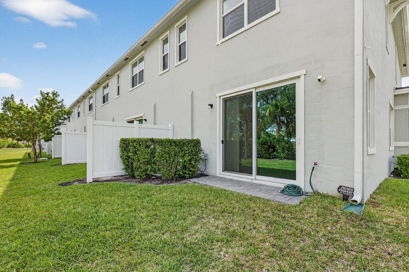 GORGEOUS CORNER UNIT W/ OPEN FLOOR PLAN &amp; PLENTY OF WINDOWS - photo 16