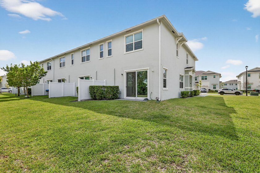 GORGEOUS CORNER UNIT W/ OPEN FLOOR PLAN &amp; PLENTY OF WINDOWS - photo 17