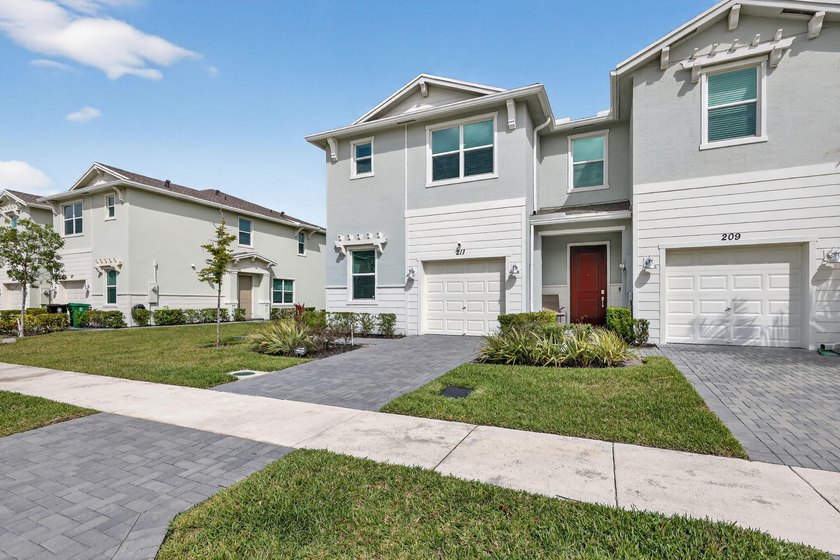 GORGEOUS CORNER UNIT W/ OPEN FLOOR PLAN &amp; PLENTY OF WINDOWS - photo 19