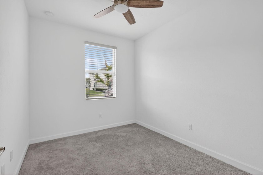 GORGEOUS CORNER UNIT W/ OPEN FLOOR PLAN &amp; PLENTY OF WINDOWS - photo 21