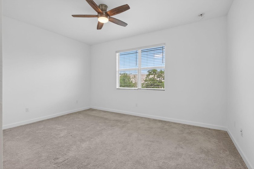 GORGEOUS CORNER UNIT W/ OPEN FLOOR PLAN &amp; PLENTY OF WINDOWS - photo 26