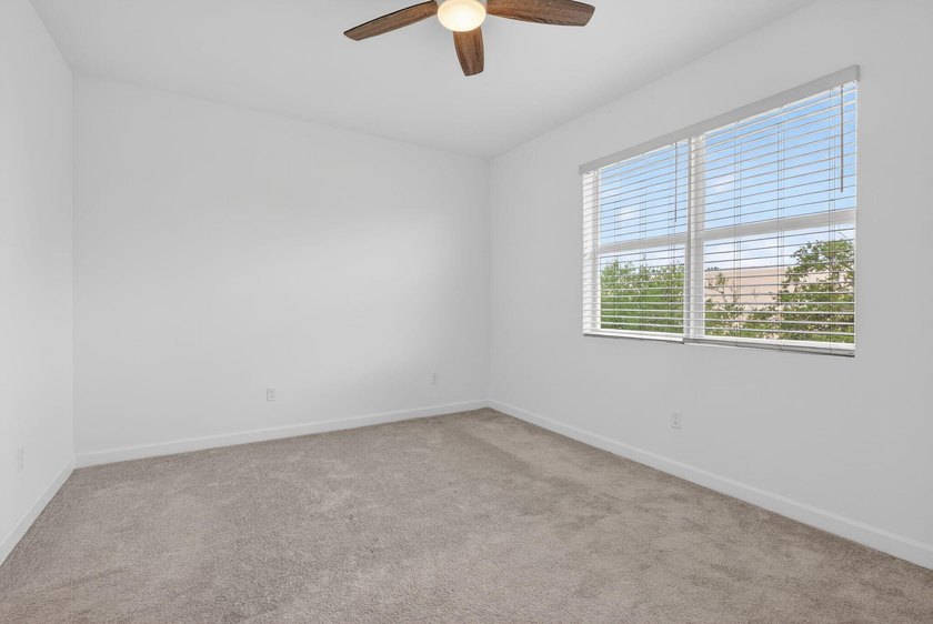 GORGEOUS CORNER UNIT W/ OPEN FLOOR PLAN &amp; PLENTY OF WINDOWS - photo 27