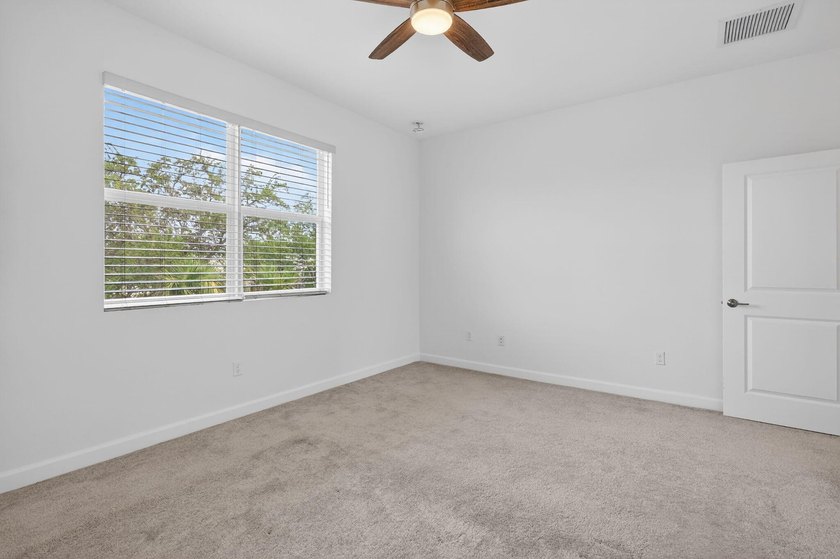 GORGEOUS CORNER UNIT W/ OPEN FLOOR PLAN &amp; PLENTY OF WINDOWS - photo 29