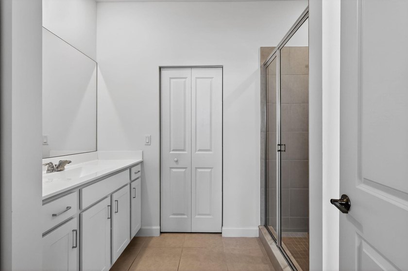 GORGEOUS CORNER UNIT W/ OPEN FLOOR PLAN &amp; PLENTY OF WINDOWS - photo 31