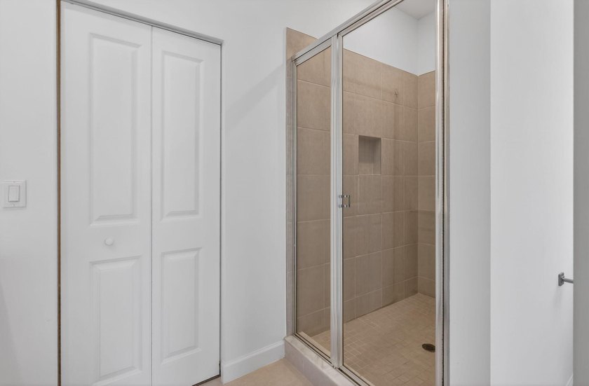 GORGEOUS CORNER UNIT W/ OPEN FLOOR PLAN &amp; PLENTY OF WINDOWS - photo 33