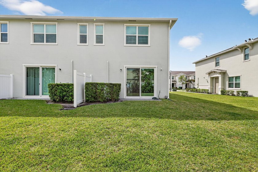 GORGEOUS CORNER UNIT W/ OPEN FLOOR PLAN &amp; PLENTY OF WINDOWS - photo 42
