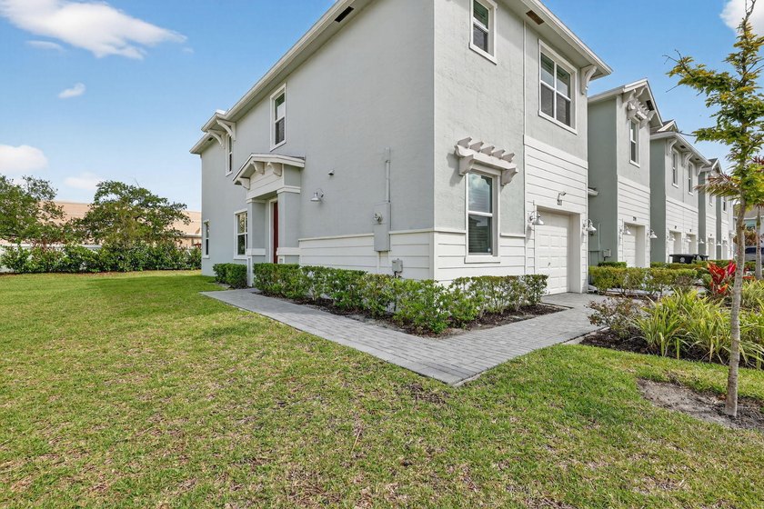 GORGEOUS CORNER UNIT W/ OPEN FLOOR PLAN &amp; PLENTY OF WINDOWS - photo 43