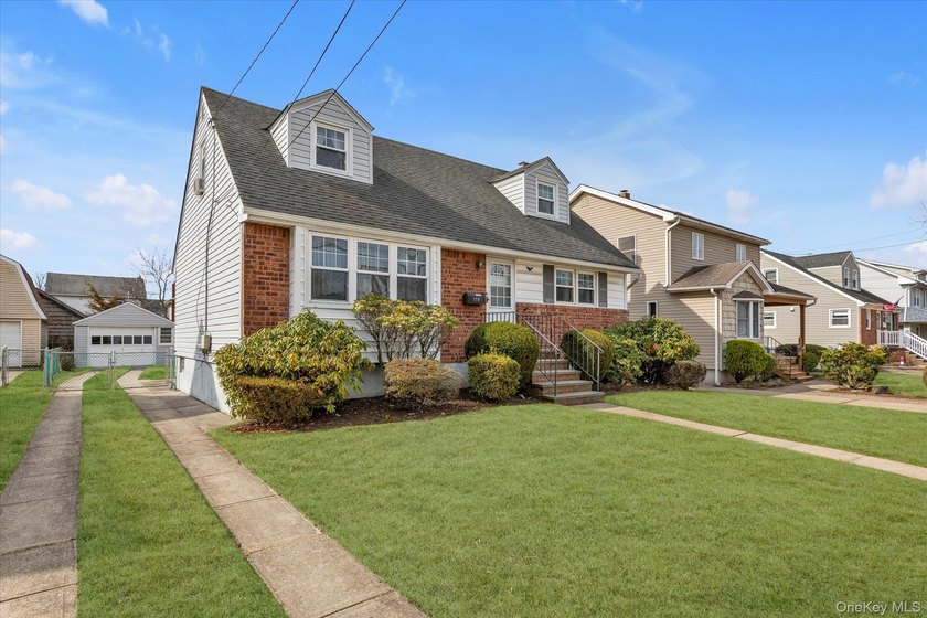 Unlock the potential of this solid 4-bedroom, 2-bathroom Cape! - photo 18