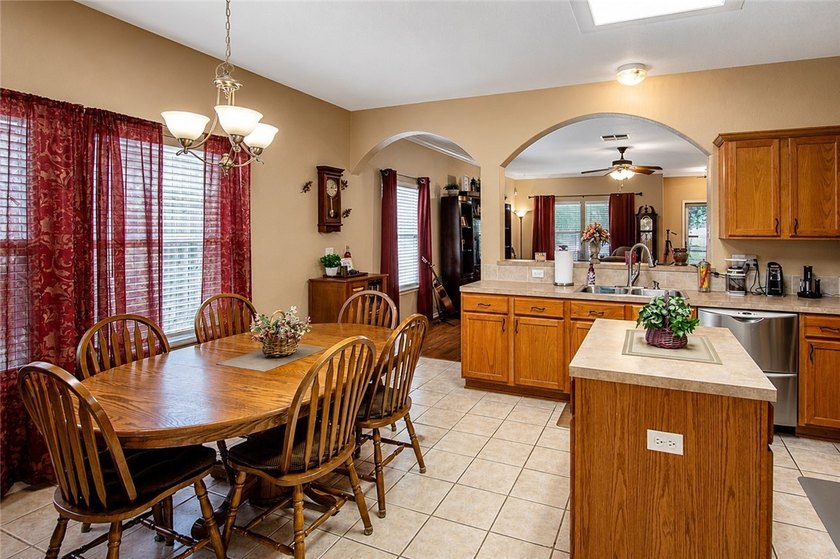 Welcome home to this beautifully maintained 3-bedroom, 2-bath - photo 11