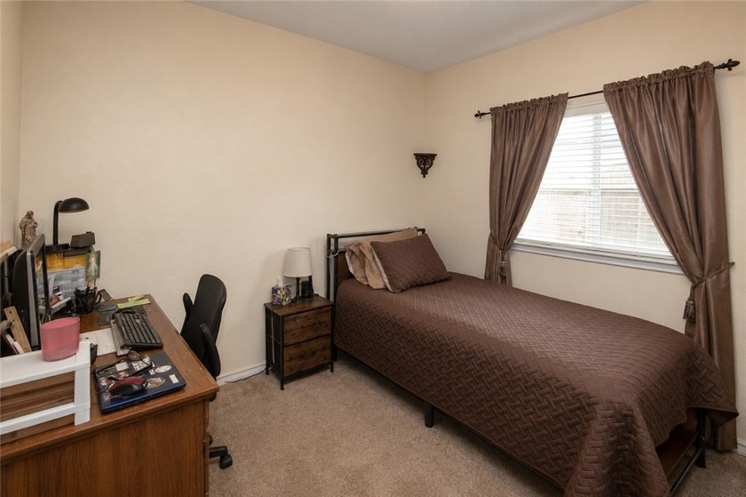 Welcome home to this beautifully maintained 3-bedroom, 2-bath - photo 18