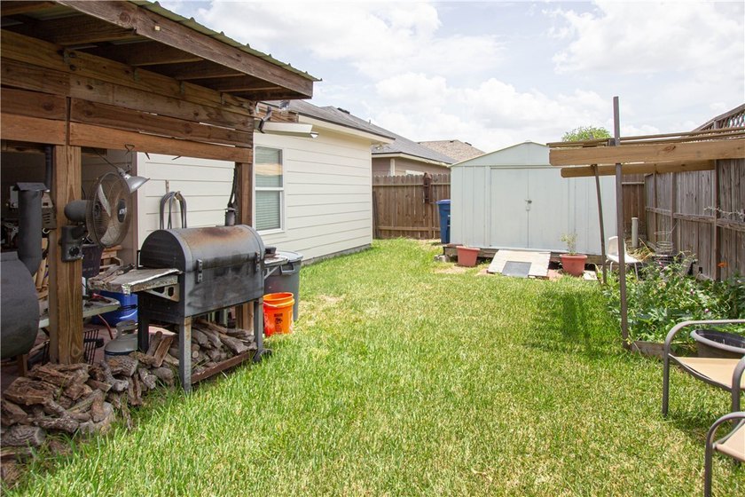Welcome home to this beautifully maintained 3-bedroom, 2-bath - photo 28