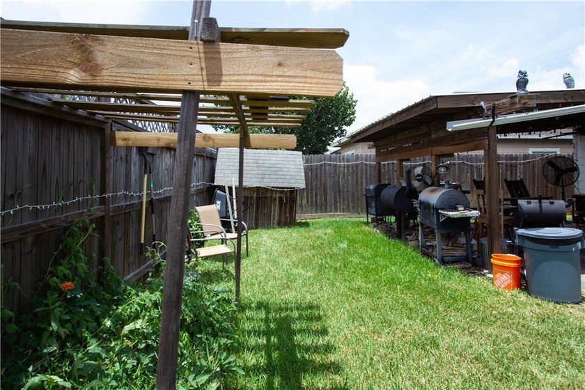 Welcome home to this beautifully maintained 3-bedroom, 2-bath - photo 29