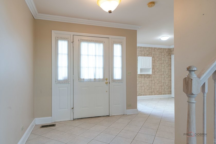 Welcome to one of the finest townhomes in the Schaumburg/Hoffman - photo 3