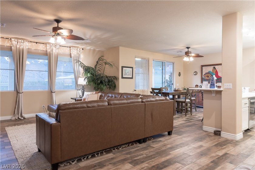 Discover the epitome of desert oasis living in this stunning 3 - photo 5