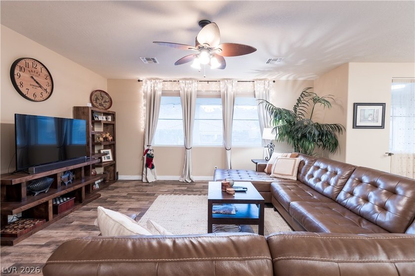 Discover the epitome of desert oasis living in this stunning 3 - photo 7