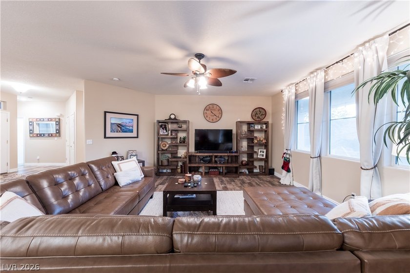 Discover the epitome of desert oasis living in this stunning 3 - photo 9