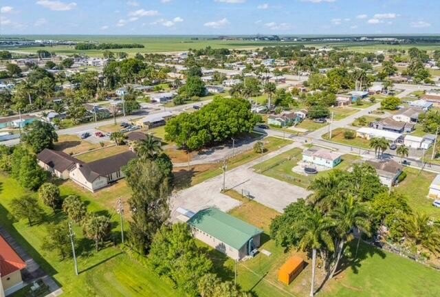 Versatile property with endless potential! Well maintained - photo 2