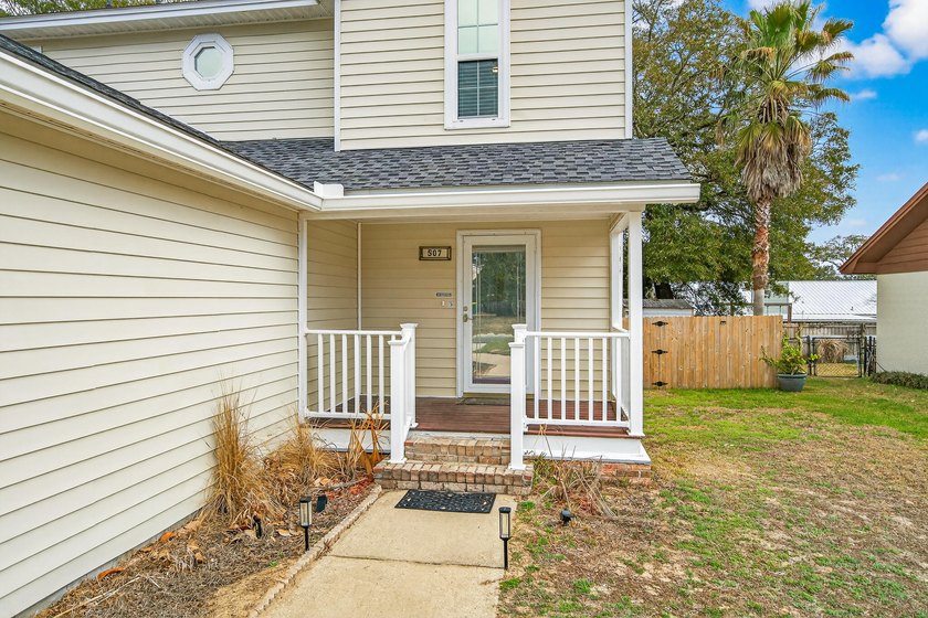 Located in the heart of Niceville, this well-maintained home - photo 2