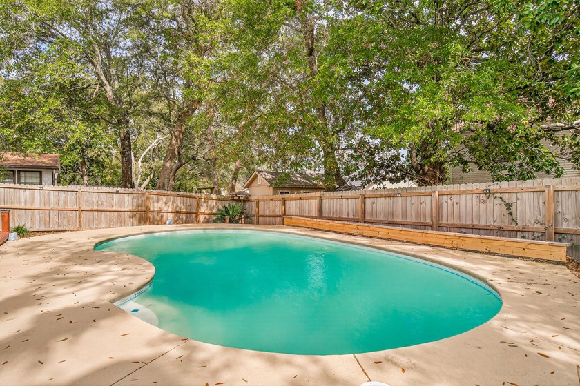 Located in the heart of Niceville, this well-maintained home - photo 3