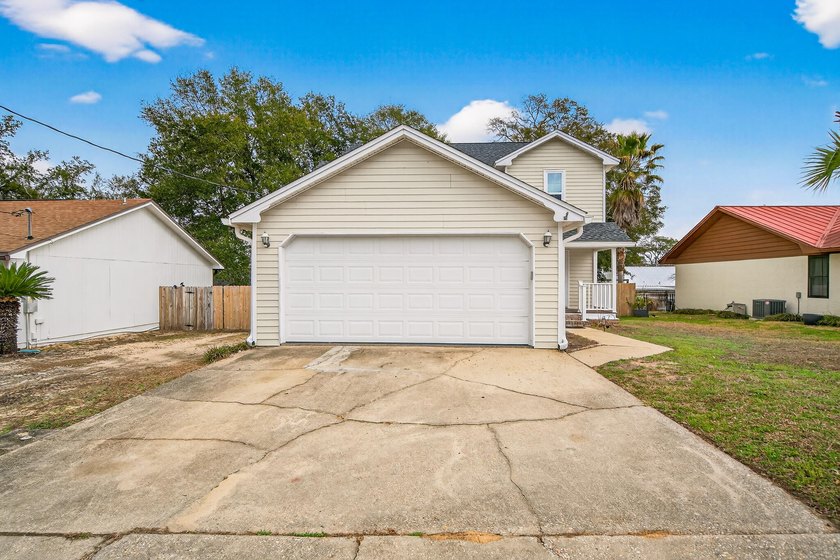Located in the heart of Niceville, this well-maintained home - photo 4