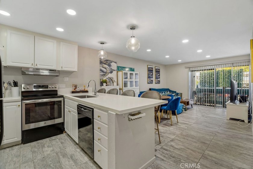 Welcome to this beautifully refreshed 1-bedroom, 1-bath - photo 4