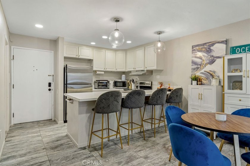 Welcome to this beautifully refreshed 1-bedroom, 1-bath - photo 7