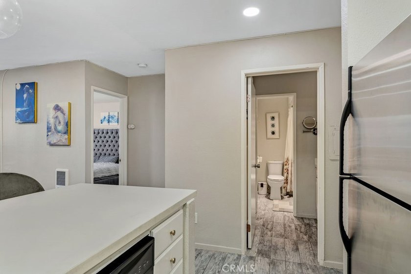 Welcome to this beautifully refreshed 1-bedroom, 1-bath - photo 9