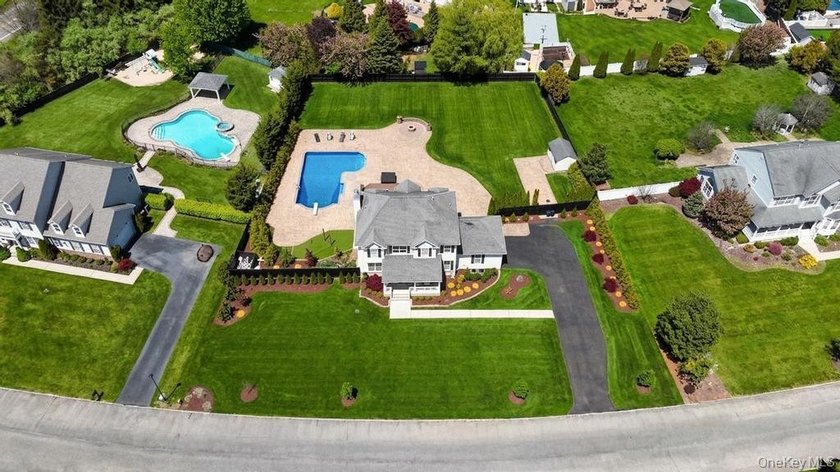 Welcome to 25 Maidstone Lane in Wading River-an exceptional - photo 2