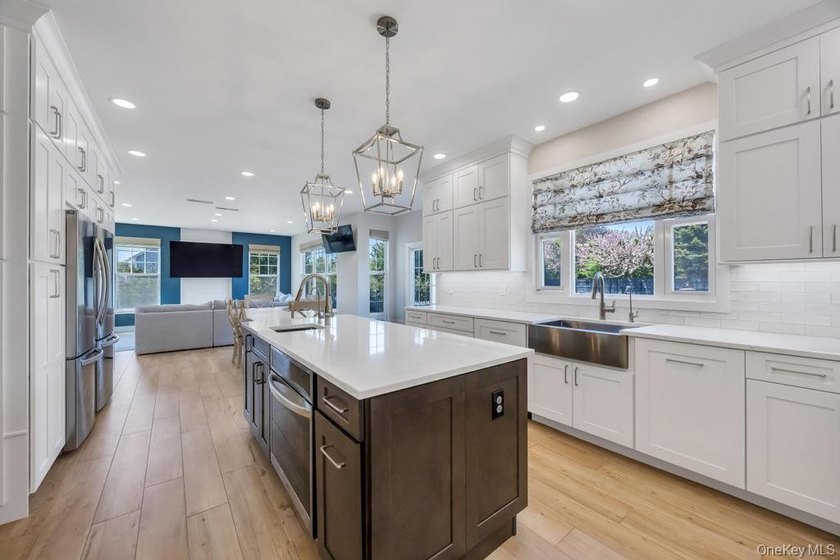 Welcome to 25 Maidstone Lane in Wading River-an exceptional - photo 7