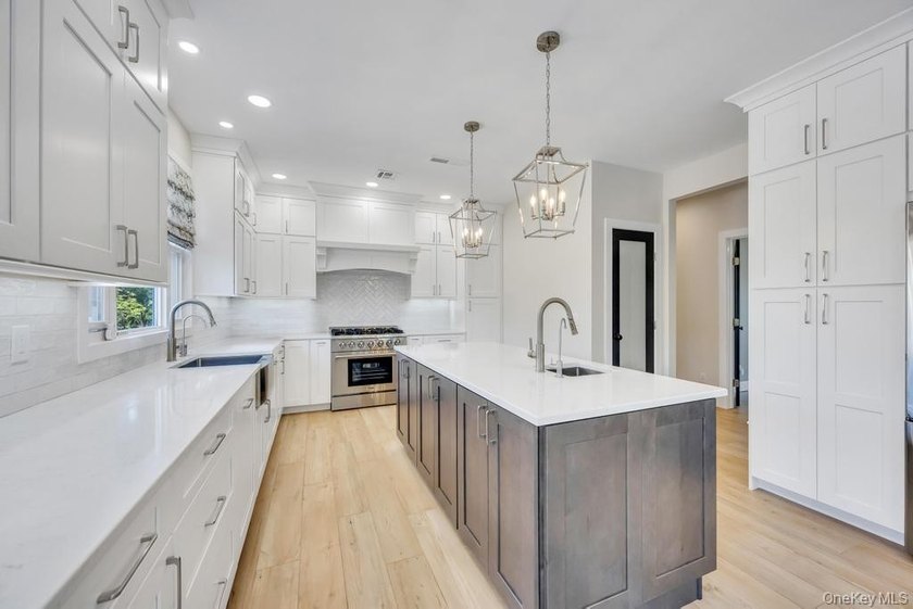 Welcome to 25 Maidstone Lane in Wading River-an exceptional - photo 8