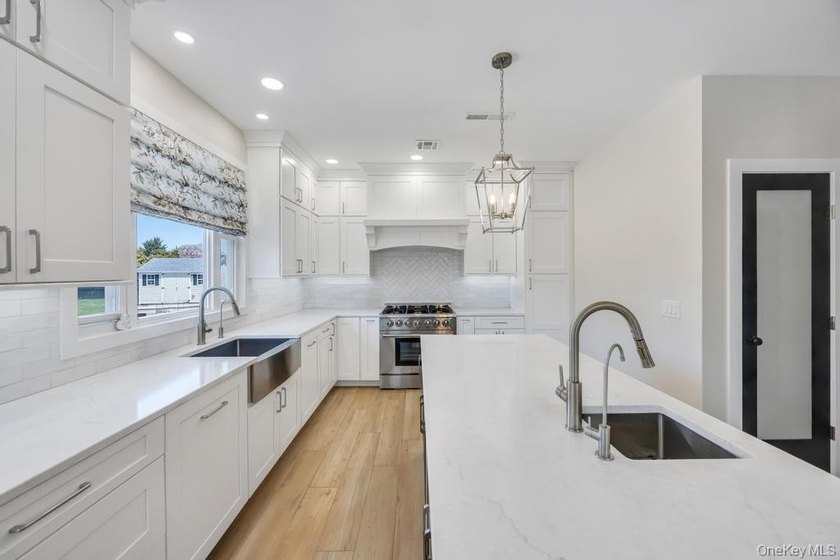 Welcome to 25 Maidstone Lane in Wading River-an exceptional - photo 9