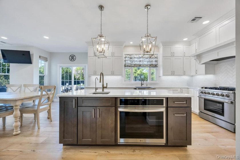 Welcome to 25 Maidstone Lane in Wading River-an exceptional - photo 10