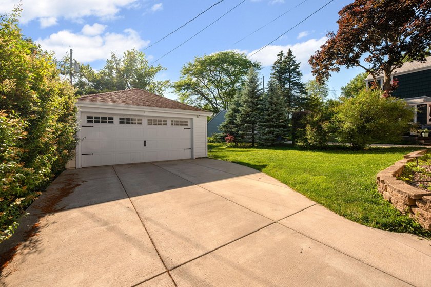 Nestled on a quiet cul-de-sac, this beautifully maintained - photo 21
