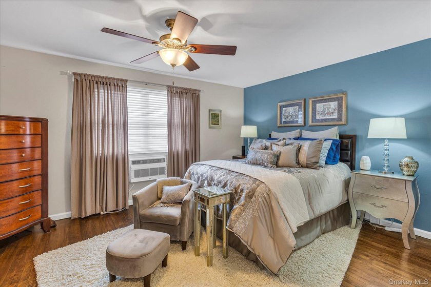 Welcome to a captivating residence at 5205 Wilshire Lane - photo 8