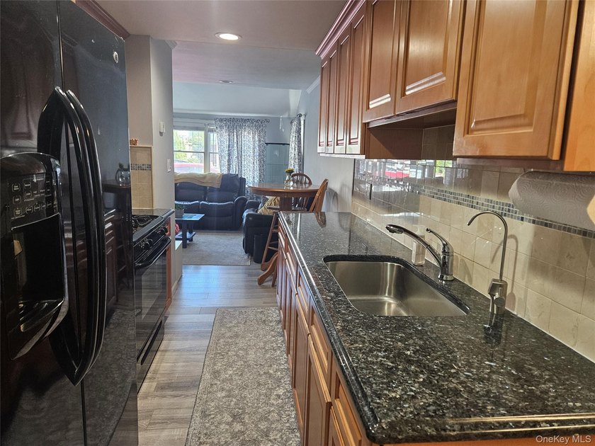 Come see this adorable, Bungalow in the heart of East Rockaway - photo 4