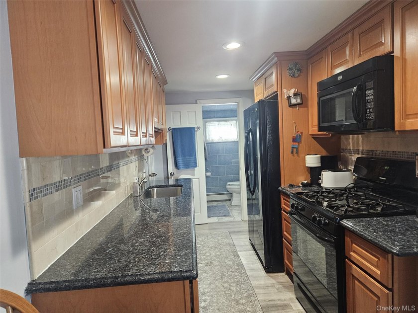 Come see this adorable, Bungalow in the heart of East Rockaway - photo 5