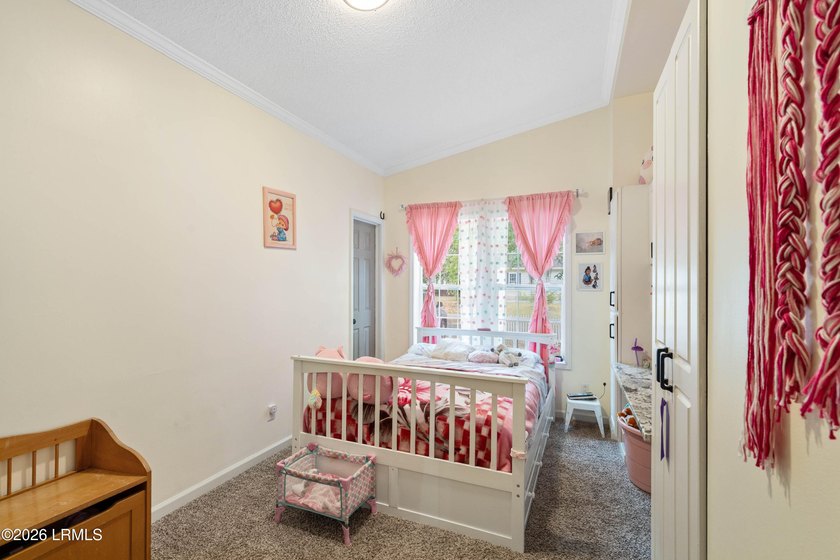 Welcome to 21 Caswell in the highly sought-after Picket Fences - photo 3