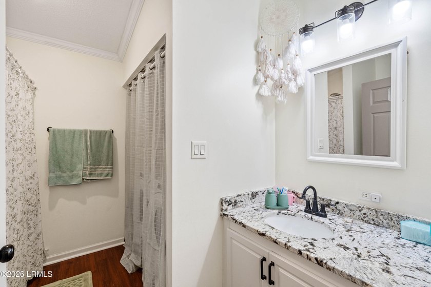 Welcome to 21 Caswell in the highly sought-after Picket Fences - photo 7