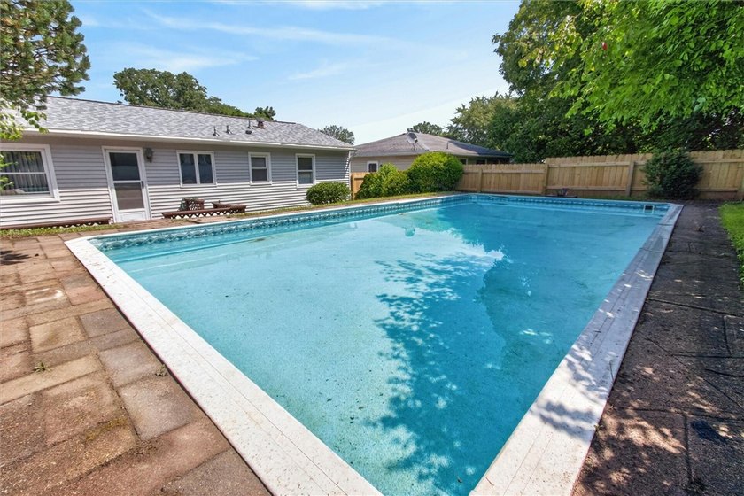 Welcome to this comfortable raised ranch in a very convenient - photo 8