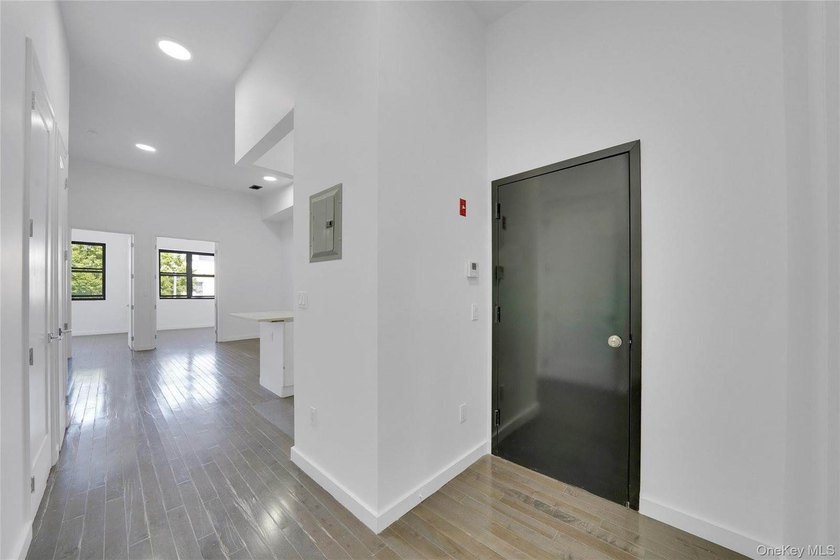 Exceptional opportunity to acquire a comprehensively renovated - photo 8