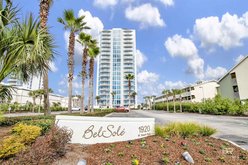 PRICED TO SELL! THIS UNIT IS READY FOR ITS NEW OWNER! Come and - photo 2
