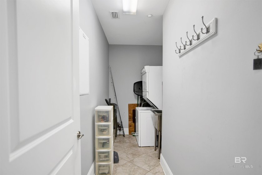 PRICED TO SELL! THIS UNIT IS READY FOR ITS NEW OWNER! Come and - photo 3