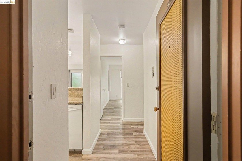 Updated single-level condo in one of Oakland's most convenient - photo 5