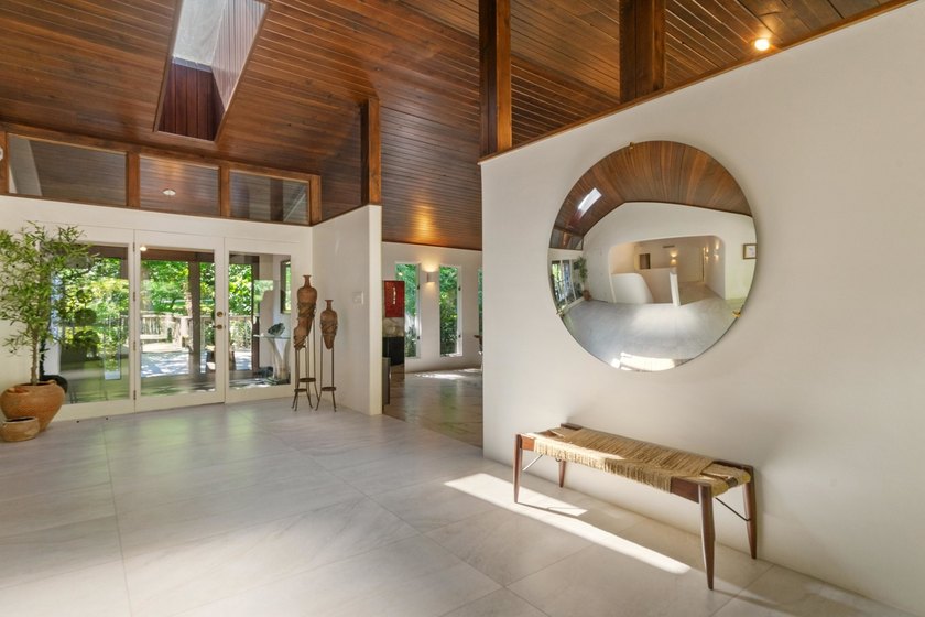 Exceptional one-of-a-kind ranch-style home offering over 8,000 - photo 3