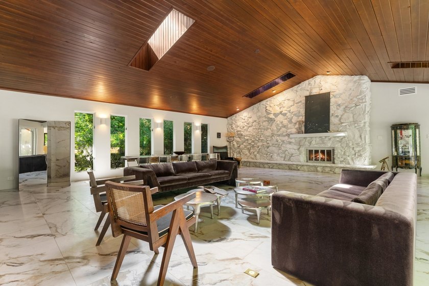 Exceptional one-of-a-kind ranch-style home offering over 8,000 - photo 4